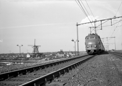 150953 Afbeelding van een electrisch treinstel mat. 1954 (hondekop) van de N.S. ter hoogte van Leiden, met links de ...